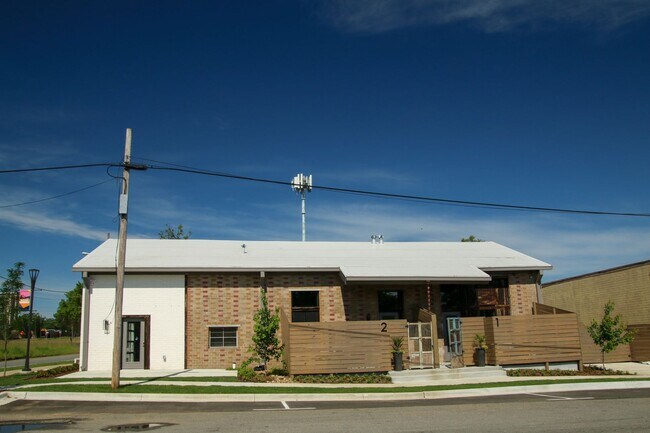 Building Photo - 1020 E 6th St