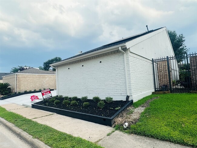 Building Photo - 14223 Stokesmount Dr