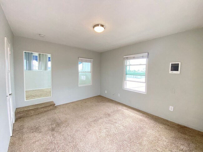 Building Photo - CHARMING NORTH PARKING ONE BEDROOM! LARGE ...