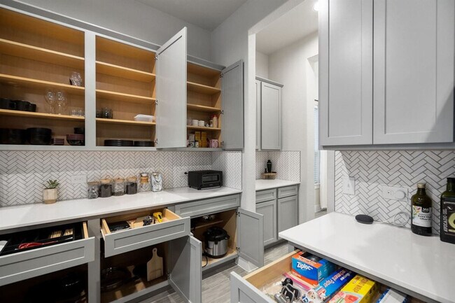 Building Photo - 11102 1/2 Charger Wy