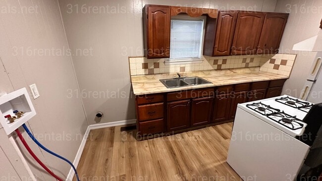 Building Photo - $875 - 3 bed 1 bath - Single Family Home