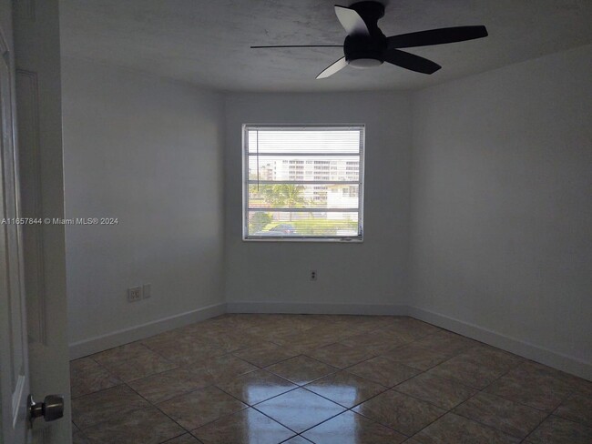 Building Photo - 1611 NE Miami Gardens Dr