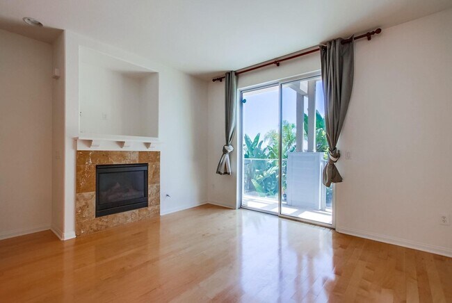 Building Photo - Available Now! Tri-Level 3 Bedroom 3.5 Bath Townhome!!