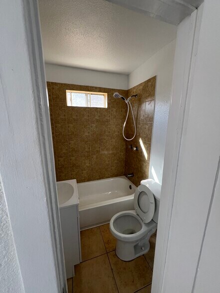 Bathroom - 1620 North Avenue 45