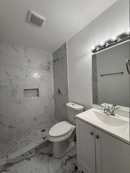 Building Photo - 164 Lost Forest St