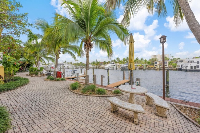 Building Photo - 815 Middle River Dr