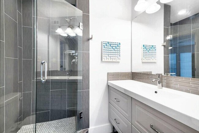 Building Photo - Spacious 2-Bed, 2-Bath First Floor Apartme...