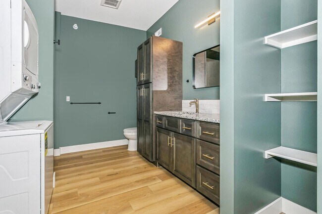 Building Photo - Hyde Park Flats Available NOW! Get $1000 credit towards rent and/or monthly fees!