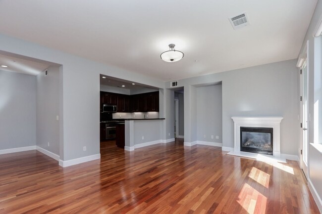 Building Photo - 3 Bed / 2.5 Bath beautiful end unit townhome with tons of upgrades. YouTube Tour!!