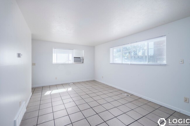 Building Photo - 1600 Ivy Cir