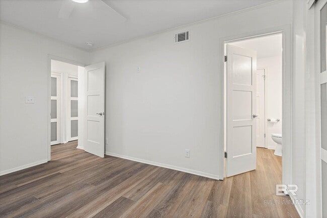 Building Photo - 2024 Sea Cliff Dr N