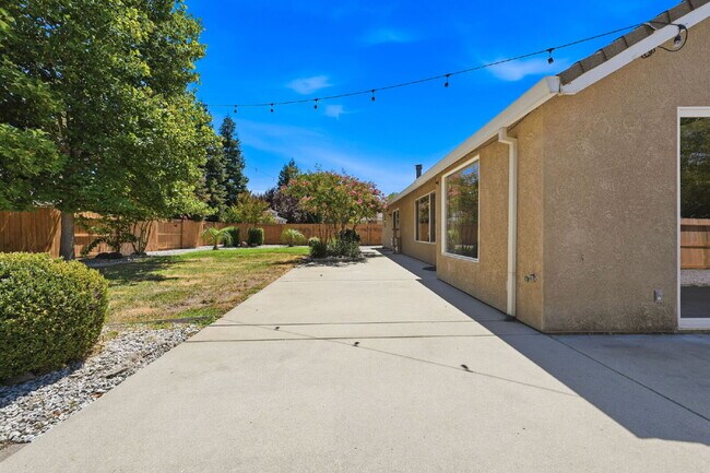 Building Photo - Very clean move in ready dog friendly