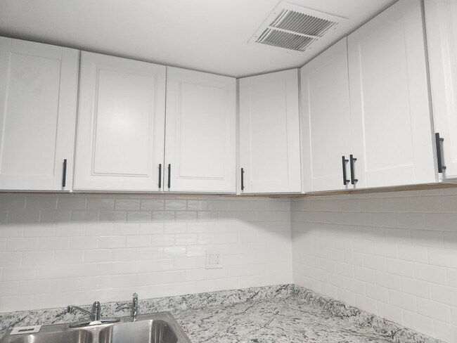 Building Photo - NEWLY RENOVATED 2BD/1BA – CALL TODAY NORTH...