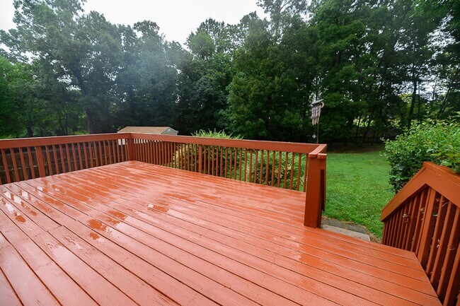 Building Photo - Wonderful and Spacious 3 bedroom home 2.5 bath in High Point with 2 car garage and large fenced-i...