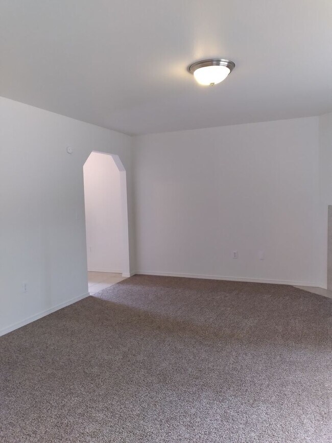 Building Photo - Charming 3-Bed Duplex with 2.5 Baths & 1600 Sq Ft - Prime Tacoma Location!