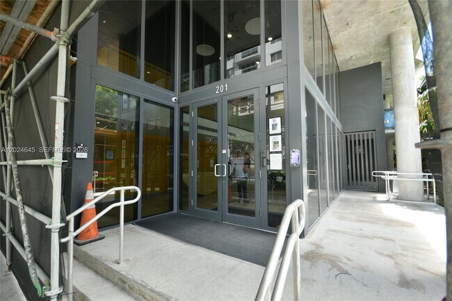 Building Photo - 201 SW 17th Rd