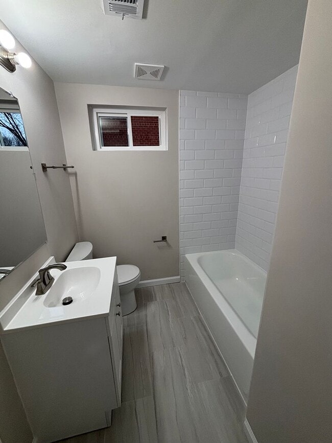 Building Photo - 4 Bedroom 3 Full Bathrooms Newly Renovated...