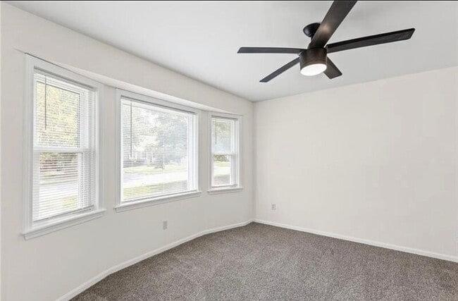 Building Photo - 602 SE Brentwood Dr