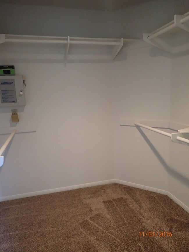 Building Photo - 4 Bedroom, 2.5 Bath House w/2 Garages on 1...
