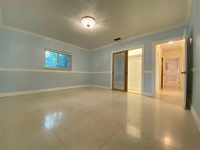 Building Photo - 1049 Van Buren St