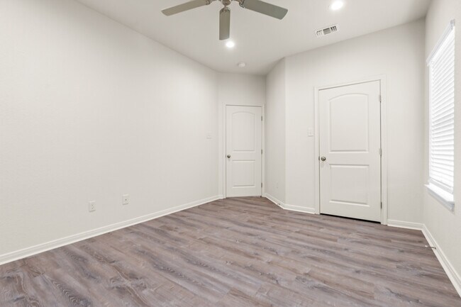 Building Photo - 525 E Spring Valley Rd