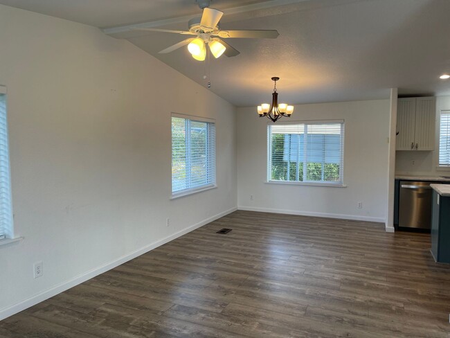 Building Photo - Remodeled Home Just Moments from Greenbank...