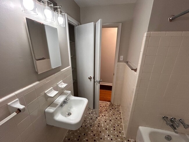 Building Photo - 2405 Laverne Dr NW