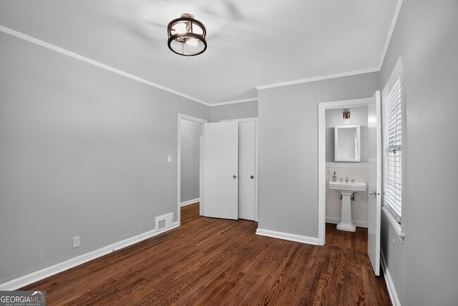Building Photo - 807 Cardova Dr NE