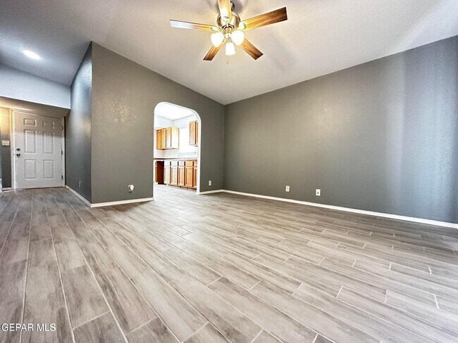 Building Photo - 421 Valle del Mar Dr