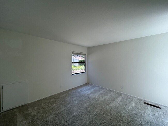 Building Photo - Must See Spacious Alamo 4BR Home with Remo...