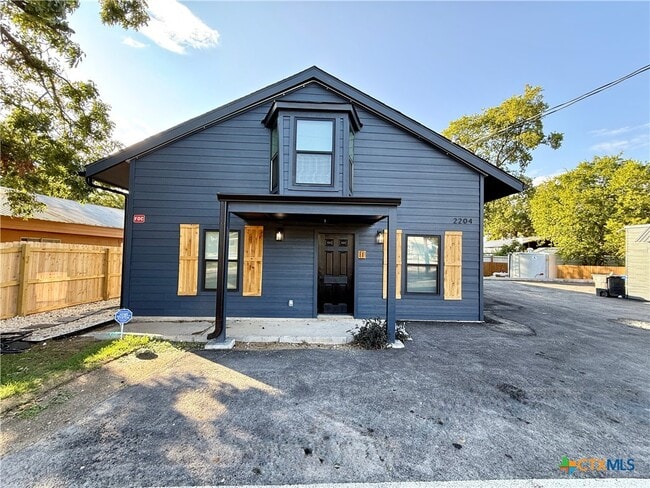 Building Photo - 2204 W San Antonio St
