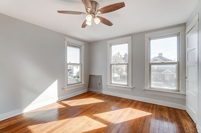 Building Photo - Two Bed, One Bath in Dayton!