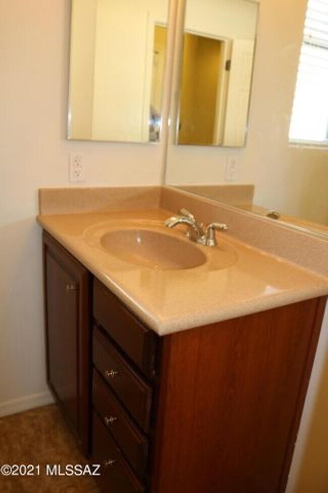 Building Photo - Move in Ready 2 bedroom 2 bath with den!