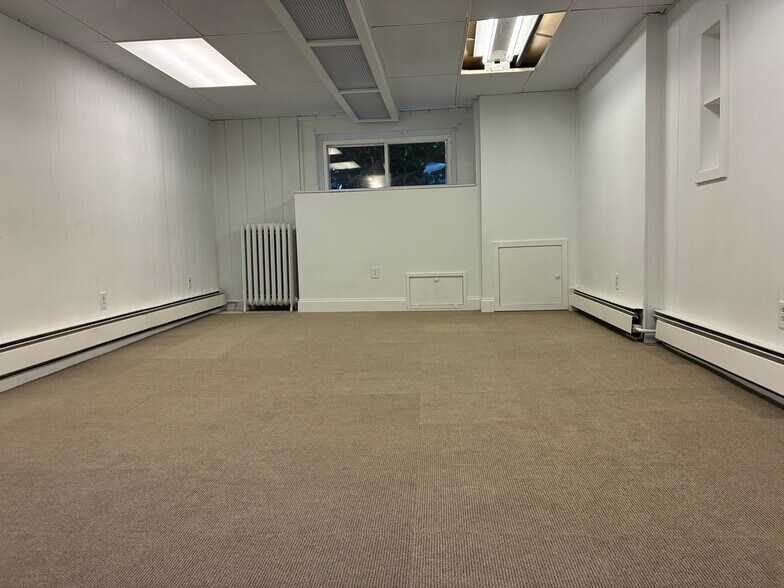 Building Photo - 2433 W Dakin St