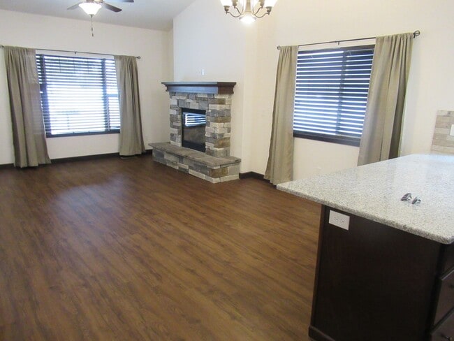 Building Photo - Beautiful home in CDA