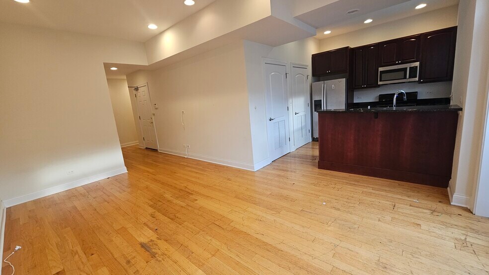 Building Photo - 3337 N Halsted St