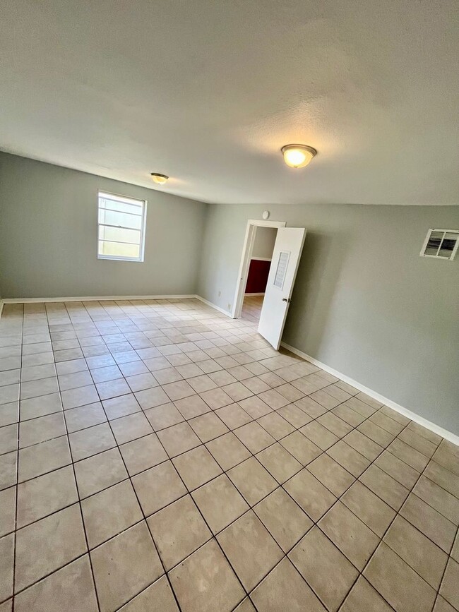 Building Photo - HUGE Lakeland 3BR/1BA w/Carport in Nice Re...