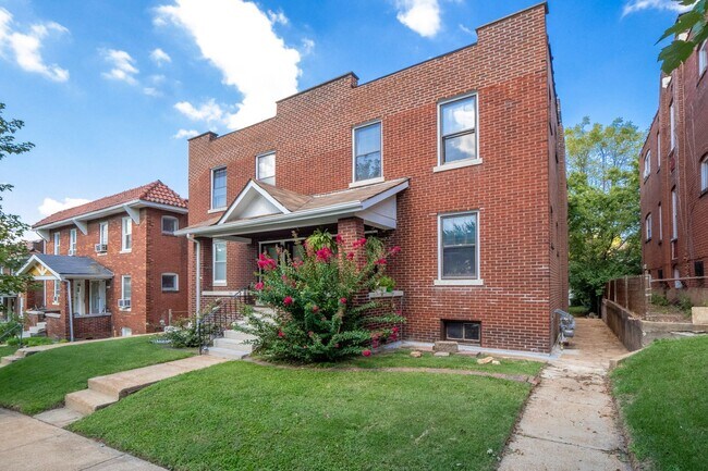 Building Photo - McDreamy 2BR w/ Balcony