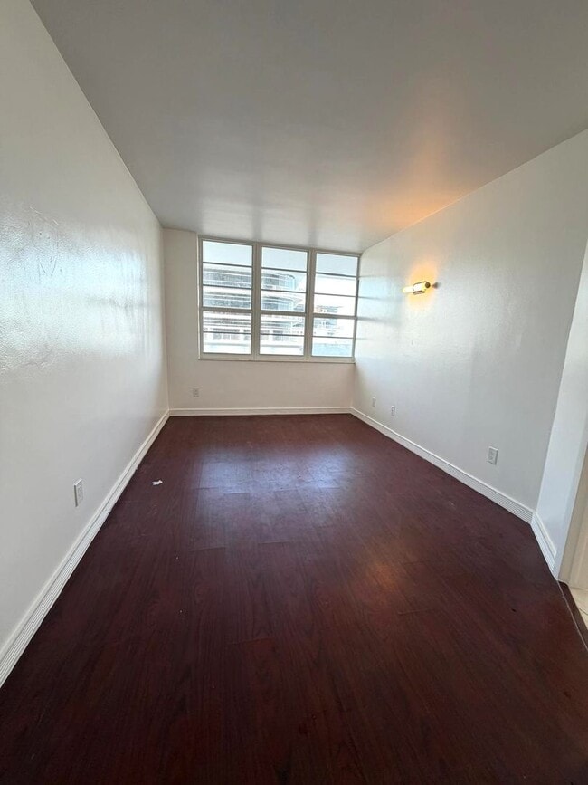 Building Photo - Live where Lincoln Road meets the Ocean in a full service resort-style condominium in South Beach!