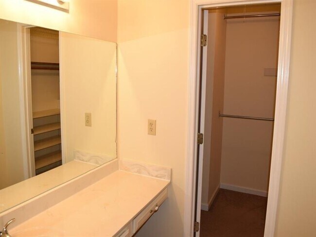 Building Photo - 2065 Vernon Commons