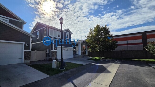 Building Photo - Newly Remodeled!