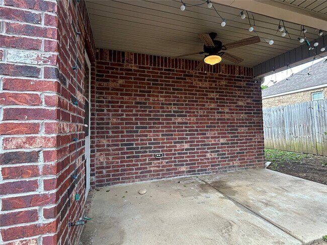 Building Photo - 2632 N Barcelona Ave