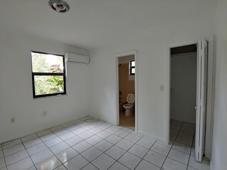 Bedroom, bathroom with tub, and walking closet - 781 SE 9th Ave