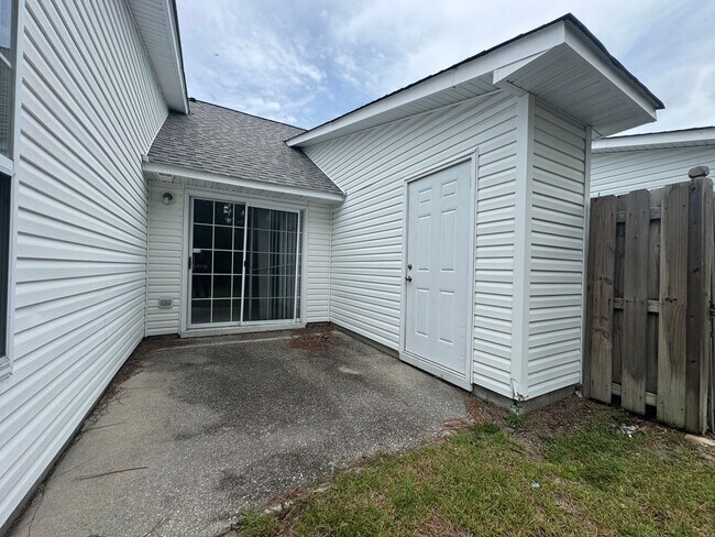 Building Photo - Merestone -Single Story Townhome,  Near by Shopping &  Halyburton Park, Lawn & Trash Included