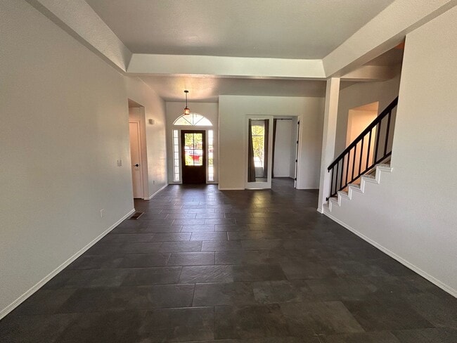 Building Photo - Beautiful home for rent in Visalia!