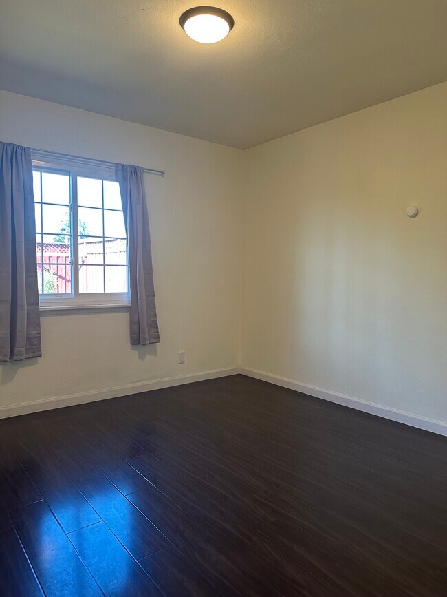 Building Photo - 407 Lloyd Ave