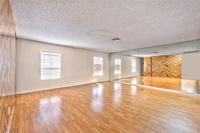 Building Photo - 3968 Visby Ln