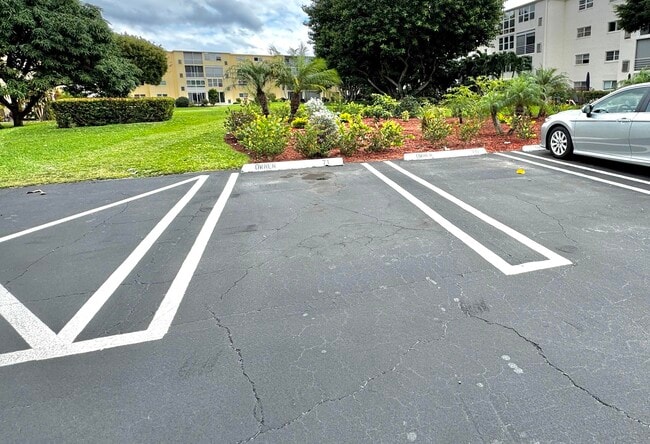 Building Photo - 2515 NE 2nd Ct