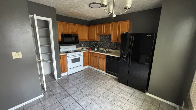 Building Photo - 2978 Kenville Ln