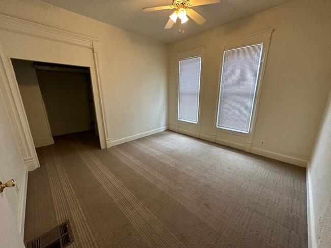 Building Photo - 909 W Taylor St